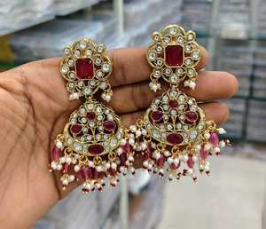 Boucles d'oreilles pendantes Kundan Jhumka et Maang Tikka traditionnelles ethniques de haute qualité en alliage de zinc plaqué or avec zircon et imitation perle taille ovale - Product Image 1