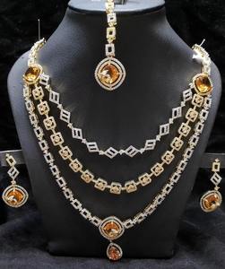 Impresionante conjunto de collar chapado en oro afgano con piedras rectangulares de rubí y esmeralda con detalles de cristal blanco. - Product Image 2