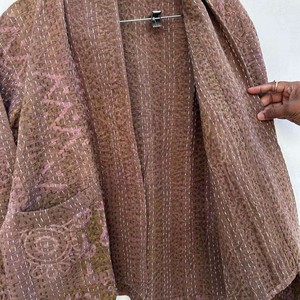 Abrigo de mujer tejido a mano Kantha Gypsy Thread, bata corta con estampado étnico Ajrakh, chaqueta de invierno corta de algodón al por mayor, hecha a mano - Product Image 4