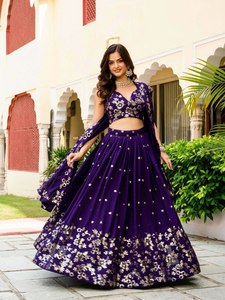 Lehenga Choli en tissu de soie Vichitra avec broderies Zari et sequins, superposées avec micro-toile et cancan, accompagné d'un dupatta. - Product Image 1