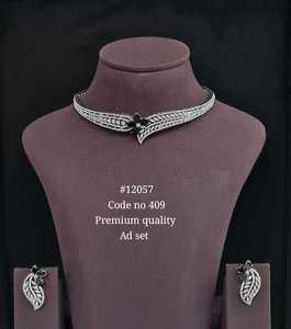 Collier ras du cou vintage 12057 en zircon cubique de qualité supérieure, plaqué rhodium, motif feuille et couronne, idéal pour les bijoux de mariage et les soirées. - Product Image 3
