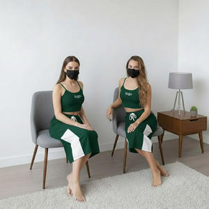 Ensemble de jupes personnalisées OEM pour femmes, avec crop top à capuche et impression de logo décontractée, collection hiver. - Product Image 6