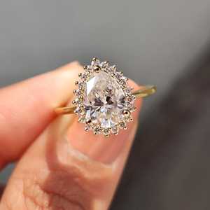 Anillo Floral Clásico con Halo de Diamantes Cultivados en Laboratorio de Corte Pera de 2.01CT, Certificado IGI, Oro Amarillo de 14K, Joyería Fina, Regalo de Compromiso o Promesa - Product Image 1