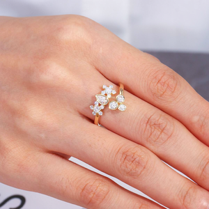 แหวนเพชร CARATOVA DIAMONDS ชุบเงิน รูปหัวใจ ประดับเพชรหรูหรา สไตล์อาร์ตเดโค ประดับเพชรด้านข้าง เหมาะสำหรับงานหมั้น งานแต่งงาน งานครบรอบ - Product Image 3
