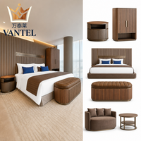 Ensemble complet de mobilier de chambre pour projet hôtelier : lit moderne sur mesure, tête de lit, table de chevet et commode