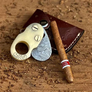Cutter à cigares multifonctionnel en acier Damas avec logo personnalisé – Accessoire de coupe-cigares en promotion - Product Image 3