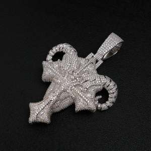 Colgante de Cruz de Moissanita Chapado en Oro de Plata 925 de Lujo con Piedras de Corte Brillante y Microincrustaciones, Temática Unisex para Fiestas y Uso Diario - Product Image 5