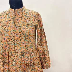 Chemisier en coton 100% écologique imprimé à la main motif floral, col en V, manches 3/4, ourlet à volants en dentelle fait main, lavable, silhouette taille naturelle - Product Image 3