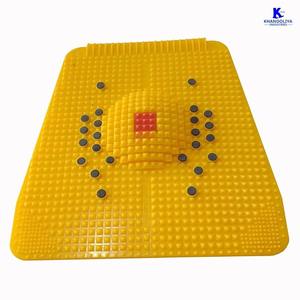 Alfombrilla de acupresión amarilla con nodos negros y centro rojo para terapia de reflexología podal, uso en centros de rehabilitación - Product Image 3