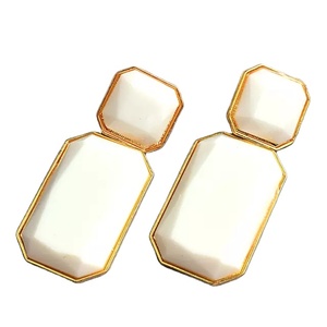 Dernière conception de boucles d'oreilles en résine Design en gros à la mode vêtements de fête à la mode pris en charge pour toutes les saisons ensemble de boucles d'oreilles faites par l'homme - Product Image 1