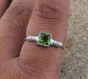 Bague Solitaire Classique Bohème en Argent Sterling 925 avec Peridote Sertie à la Main, Certifiée Jaipur - Product Image 3
