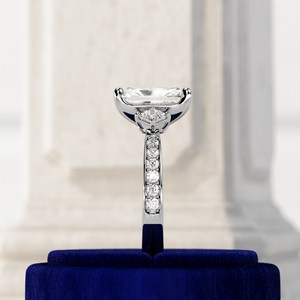 Anillo de Compromiso con Diamante Cultivado en Laboratorio de 3 Quilates, Corte Radiante, E VVS2, con Múltiples Piedras y Piedras Laterales Princess en Oro Blanco de 14K o 18K - Product Image 4