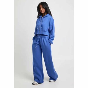 Survêtement en coton French Terry personnalisé avec logo pour femme – Hoodie court oversize confortable et tendance avec pantalon de survêtement à jambe droite - Product Image 3