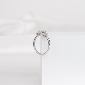 Bague de fiançailles minimaliste pour femme en or blanc 14 carats avec diamant de laboratoire taille émeraude 1 carat serti à griffes, certifié IGI - Product Image 3