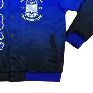 Chaqueta Bomber Negra Desgastada con Cuello Alto Phi Beta Sigma para Hombre, Ajuste Cómodo, Tejido Premium, Resistente al Viento y Transpirable - Product Image 6