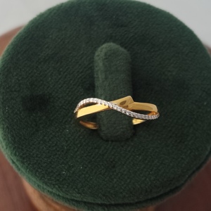 แหวนทองคำแท้ 18K ประดับเพชร ดีไซน์เกลียวไขว้แบบอินฟินิตี้ เรียบหรู สำหรับผู้หญิง เหมาะเป็นของขวัญเครื่องประดับชั้นดี - Product Image 5