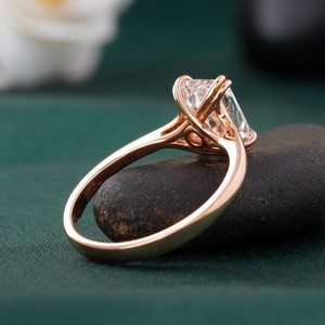 Bague de fiançailles solitaire en émeraude de laboratoire taille radiant 2,00 carats, or jaune 14K, clarté VS1, couleur DEF, VVS-VS, sertie à griffes - Product Image 3