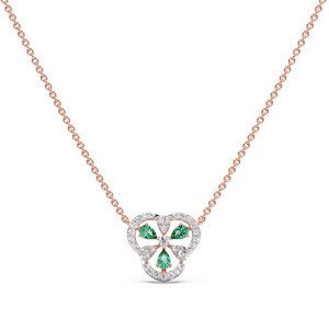 Collar de Diamantes con Tres Pétalos de Piedra Verde, Marco Floral en Oro Rosa Tallado y Diseño de Halo Brillante - Product Image 1