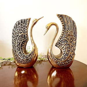 Ensemble de deux sculptures de cygnes en or antique avec des sculptures décoratives ornées, disponibles à prix de gros. - Product Image 4