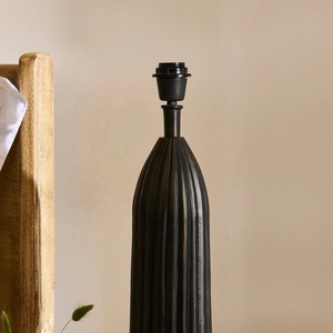 Lampe de table en métal à obélisque cannelé avec abat-jour en tissu tressé, construction en fer de qualité supérieure, éclairage d'ambiance chaleureux pour intérieurs élégants - Product Image 4