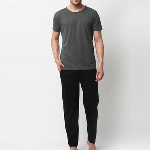 Ensemble pyjama pour homme en coton 100% respirant et léger, t-shirt à manches courtes à col rond gris et pantalon long noir décontracté - Product Image 1