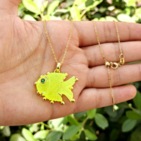 Collier pendentif poisson sculpté à la main en jade préhnite, best-seller, avec œil en émeraude CZ, plaqué or, perles, collier de créateur.