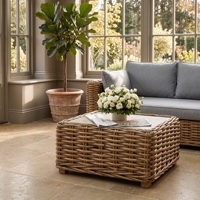 Table basse Surabaya en bois d'acajou avec cadre en rotin semi-tressé et plateau en verre standard – Mobilier d'extérieur haut de gamme pour salon et patio, style tropical