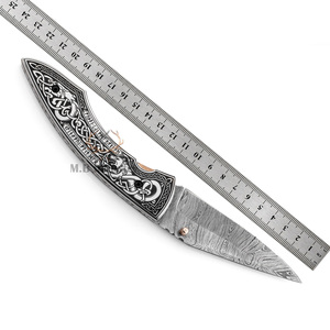 Couteau pliant professionnel en acier Damas de qualité industrielle OEM - 19 cm, pour la chasse, avec manche en os de chameau gravé au laser Saga - Product Image 5