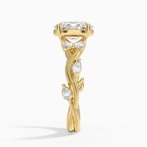 Bague de fiançailles en or jaune avec diamant taille ovale, sertie de griffes et pierres latérales, style classique pour femme - Product Image 5