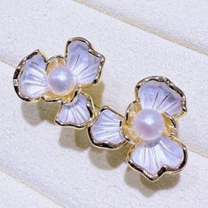 Pendientes de Perlas de Agua Dulce Retro Simples para Mujer de Zhuji, Versátiles, con Flor de Iris Blanca y Perlas Naturales - Product Image 1