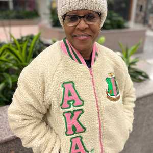 Blouson Bomber Sherpa AKA en Polaire Neutre avec Broderie Chenille Lettres Grecques pour Femme – Manteau d'Hiver de Qualité Supérieure avec Fermeture Éclair - Product Image 5