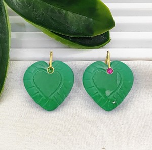 Colgante de Ónix Verde en Forma de Corazón de 20mm, Tallado a Mano, Chapado en Oro - Proveedor de Joyería con Dijes de Corazón - Product Image 1