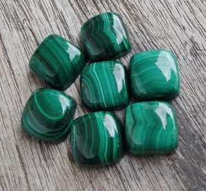 Cabujón de malaquita natural cuadrado tipo cojín, piedra pulida de alta calidad para la fabricación de joyas al por mayor - Product Image 1