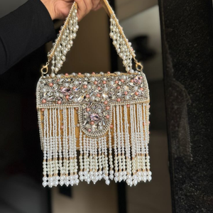 Bolso de mano con flecos adornados con perlas y cristales, asa con cuentas pesadas, detalles en piedra pastel y base dorada – Premium - Product Image 2