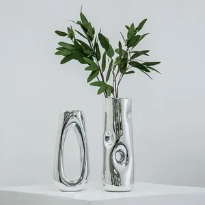 Vase à fleurs en métal fait main élégant pour la décoration intérieure contemporaine et les arrangements floraux raffinés Décoration d'intérieurs modernes - Product Image 2
