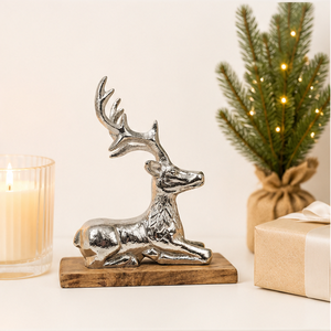 Escultura de Reno Sentado Hecha a Mano en Aluminio Plateado con Base de Madera Natural para Decoración Navideña del Hogar y Mesa Festiva - Product Image 2