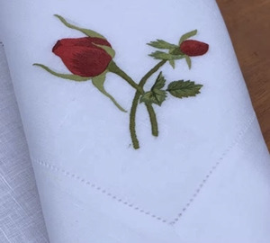 Juego de Manteles Individuales y Servilletas de Lino Blanco con Bordado de Rosas Rojas, Lavables, de Lujo, Personalizados, con Dobladillo, para el Hogar, Bodas y Eventos - Product Image 4