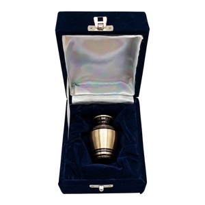 Urne commémorative traditionnelle en laiton brossé - Récipient funéraire noir brillant à rayures horizontales pour les proches - Product Image 2