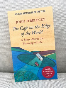 El café al borde del mundo de John Strelecky, libro en inglés de bolsillo, una historia sobre el sentido de la vida - Product Image 3