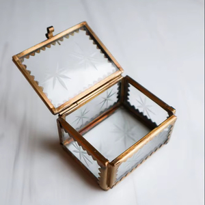Boîte à bijoux en métal et verre de style antique pour organiser les accessoires de bijouterie et embellir la décoration de la maison - Product Image 1