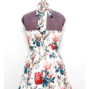 เดรสยาวลำลองผู้หญิง ผ้าฝ้าย 100% ระบายอากาศได้ดี เป็นมิตรกับสิ่งแวดล้อม คอแบบผูก สายคล้องไหล่ แขนตก ทรงเอไลน์ ลายดอกไม้สไตล์โบโฮ - Product Image 6