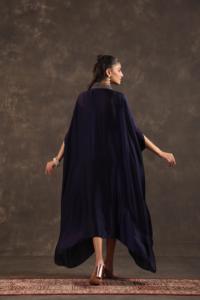 Vestido Kaftan con Capas en Color Violeta Intenso - Product Image 5