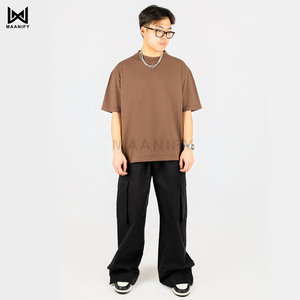 เสื้อยืดโอเวอร์ไซส์สีมอคค่าสุดหรูสำหรับผู้ชาย สไตล์สตรีทแวร์ทรงหลวม ผลิตจากผ้าฝ้ายหวี ย้อมสีสำเร็จรูป รับทำโลโก้ตามสั่ง ผู้ผลิต OEM MAANIFY - Product Image 1