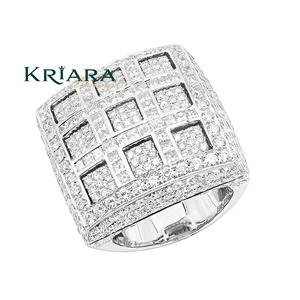 Bague de cocktail unisexe de luxe en argent plaqué 925 pour homme, sertie de pierres de laboratoire taille brillant ronde et pavé géométrique - Product Image 3