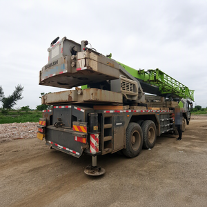 Grue sur camion hydraulique ZOOMLION ZTC800H5 de 80 tonnes, modèle 2020, pour installation d'équipements industriels et levage lourd - Product Image 4