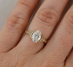 Bague de fiançailles en or jaune 14 carats, style vintage, or antique, diamant de laboratoire taille ovale, nœud celtique symbolique Triquetra - Product Image 1