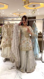 Este impresionante traje Salwar de ropa festiva 2025 captura la artesanía tradicional con un toque moderno y detallado con trabajo de hilo - Product Image 4