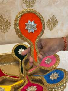 กระจกมือถือกำมะหยี่ลายดอกไม้สำหรับแจกในงานแต่งงาน ฮัลดี เมห์นดี งานเลี้ยงฉลองทารก งานเลี้ยงเฮนน่า งานดอลกี - Product Image 5