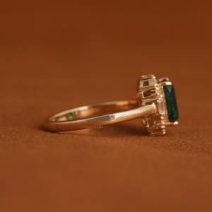Anillo de Compromiso de Oro Amarillo de 14K con Gema Verde Corte Esmeralda y Halo de Diamantes, Joyería Fina Personalizada para Mujer - Product Image 6