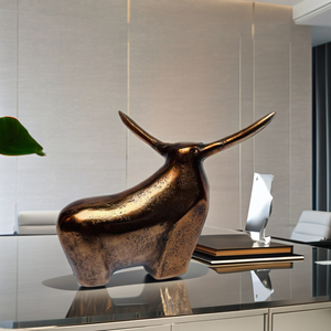 Sculpture en aluminium Atiqco Gold Bird Feather avec base noire, artisanale, style Art Nouveau moderne, élégante, décoration d'intérieur, pour table. - Product Image 6